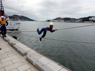 ロープ渡る潜水士